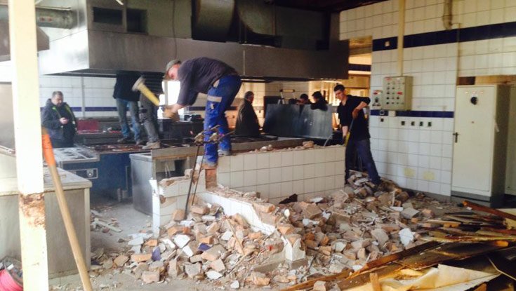 Travaux de la cuisine de l'Auberge du Cheval Blanc.
